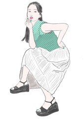 緑のトップスと白いスカートの女性