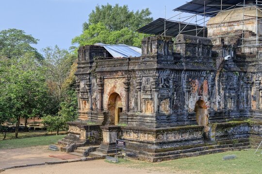 Thuparama Image House under reconstruction, Polonnaruwa ruins of the garden-city created by Parakramabahu the Great in the 12th century, Polonnaruwa, Sri Lanka