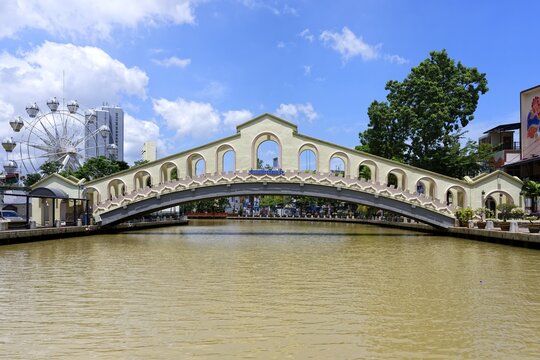 Jambatan Old Bus Station Bridge on the Malacca or Melaka river and the Ferris Whell of the Theme Park, Malacca, Malaysia