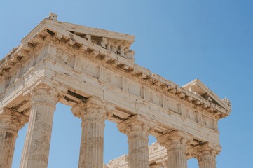 Obraz premium Marble columns and pediment at the entrance of an ancient temple in a historic marketplace