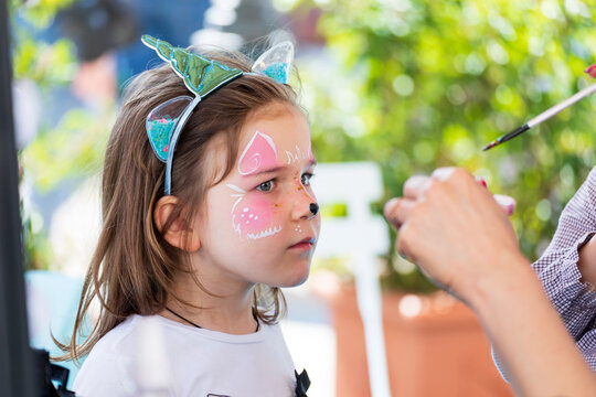 Postazione per trucco bimbi all'aperto in un Outlet