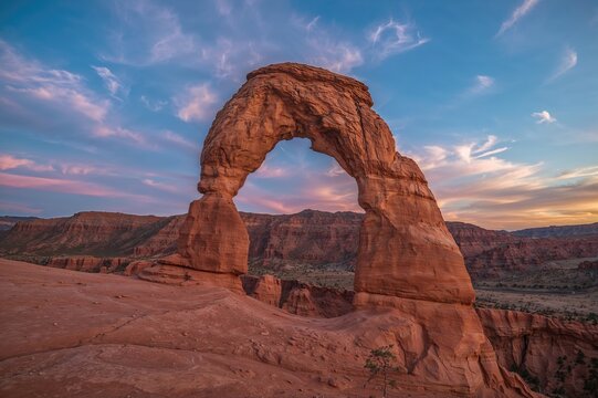 Sunset view of a natural arch formation in the desert - Powered by Adobe