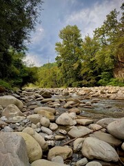 Fiume con rocce e alberi a Pontremoli in Toscana