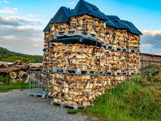 Brennholz aufgetürmt © focus finder