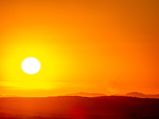 Sonnenuntergang hinter einer Hügelkette