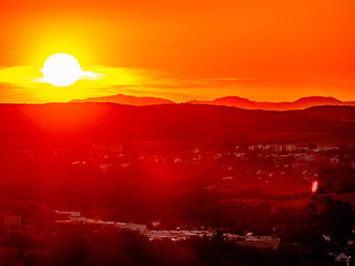 Sonnenuntergang hinter einer Hügelkette