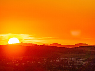 Sonnenuntergang hinter einer Hügelkette