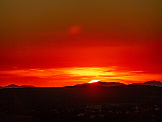 Sonnenuntergang hinter einer Hügelkette