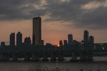 Obraz premium Sunset over Wonhyo Bridge and 63 Building in Seoul, South Korea