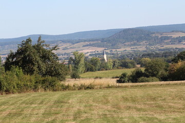 Obraz premium Ein Kirchturm in der Ferne