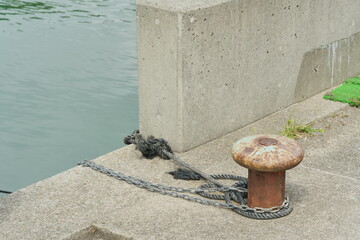 Fototapeta premium 波止場の係船環