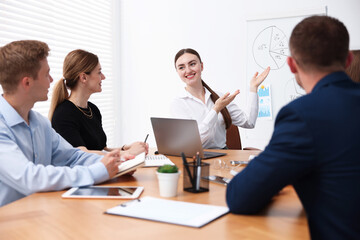 Obraz premium Business coach giving presentation to group of people in office