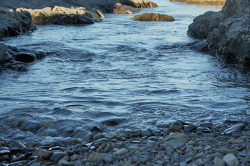 岸に打ち寄せる波