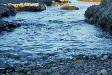 岸に打ち寄せる波