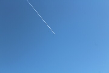 Ein Flugzeug am Himmel ohne Wolken.