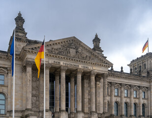 Obraz premium The Reichstag is a historic government building on Platz der Republik in Berlin, serving as the seat of the German Bundestag and the meeting place of the Federal Convention