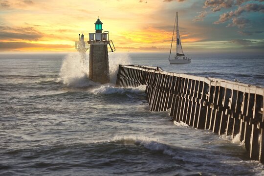Le Port de Capbreton sous les hautes mar&eacute;es sous le coucher du soleil dans les Landes