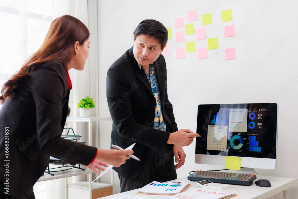 Poster business colleagues discussing financial data displayed on a computer screen, enhancing collaboratio