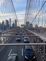 Obraz premium Evening Traffic on the Brooklyn Bridge