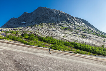 Fototapeta premium Granitplatte Verdensvaet bei Narvik in Nordland, Norwegen