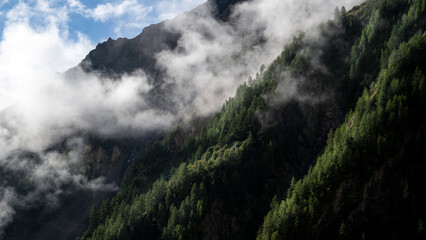 Paysage de montagne dans les Alpes françaises en été autour de Valloire et du refuge des aiguilles d'Arves