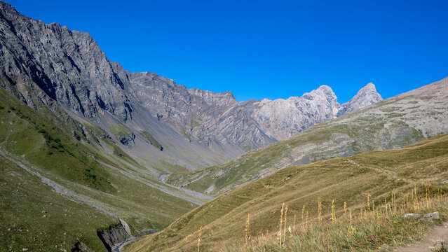 Paysage de montagne dans les Alpes fran&ccedil;aises en &eacute;t&eacute; autour de Valloire et du refuge des aiguilles d'Arves