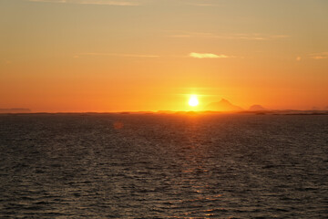 wunderschöner Sonnenaufgang um 3 Uhr morgens vor der Küste Norwegens