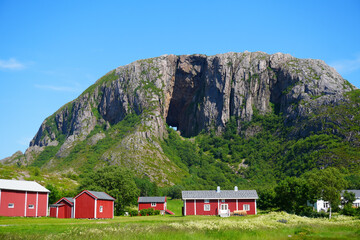 Blick auf den Berg Torghatten in der Nähe von  Brønnøysund in Norwegen