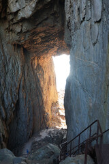 Blick auf das riesige Loch im Berg Torghatten bei Brønnøysund in Norwegen 
