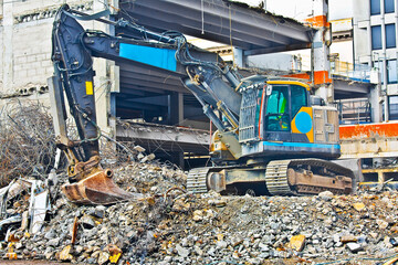 HEAVY EXCAVATOR DEMOLISHING A REINFORCED CONCRETE BUILDING STRUCTURE - Industrial demolition...