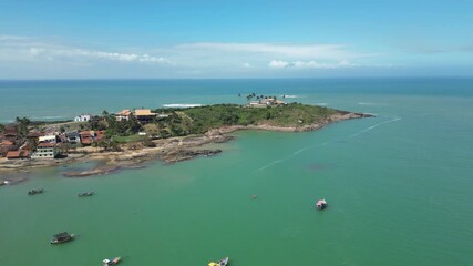 Imagem aérea da região da Enseada Azul em Meaipe Vista de drone das praias de Meaipe e Praia dos Padres, no litoral do Espírito Santo, Brasil.	
