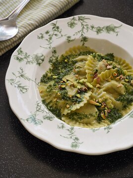 ravioli z parmezanem gorgonzolą, pistacjami i gremolada z pietruszki