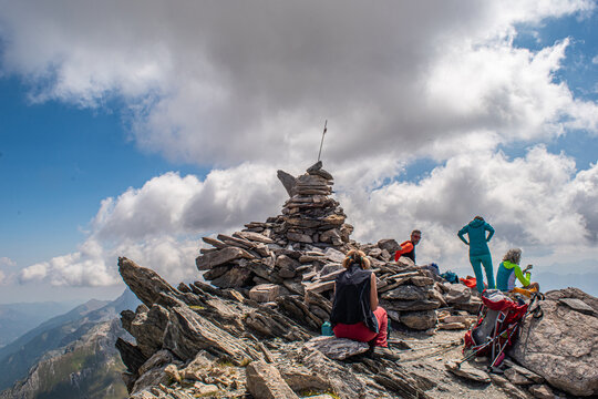 La Rocca Provenzale e altre montagne della Valle Maira viste dalla sommit&agrave; del Monte Maniglia