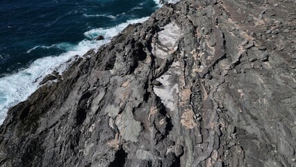 Obraz premium the ocean hitting the cliffs