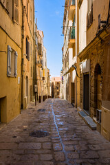 Dans les ruelles de la forteresse de Bonifacio en Corse du Sud en France