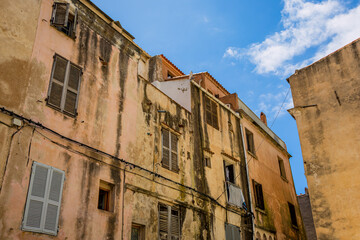 Dans les ruelles de la forteresse de Bonifacio en Corse du Sud en France