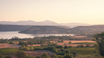 Le lac du Salagou  dans le g&eacute;oparc de l'H&eacute;rault