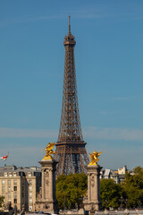 les statues du Pont Alexandre-III avec la Tour Eiffel en arri&egrave;re plan en France
