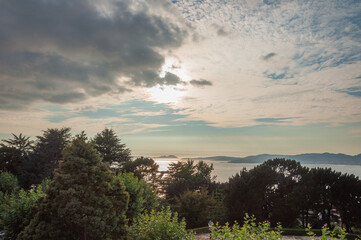 Atardecer desde una montaña con vista del mar