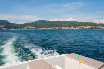 Vista de la costa desde la popa de un barco
