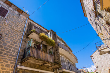 Fototapeta premium Dans les rues de Porto-Vecchio en Corse du Sud en France