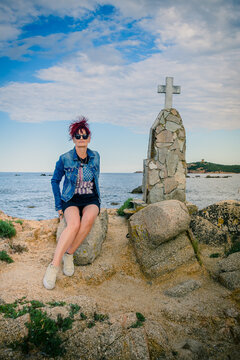 Femme devant le monument Saint-Joseph sur la plage de la Ruscana &agrave; Zonza en en Corse du Sud en France