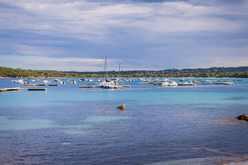 Obraz premium Petit port de Pinarello près de la plage de la Ruscana à Zonza en en Corse du Sud en France