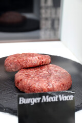carne picada de hamburguesa cruda de ternera y cerdo en una tabla de piedra de pizarra