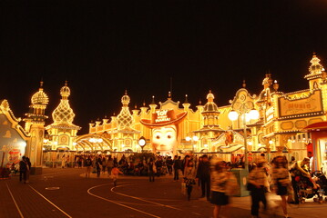 ライトに彩られたテーマパークの夜