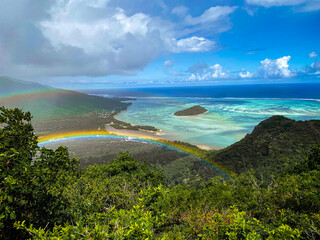 Panorama der grünen Berglandschaft von Mauritius mit buntem Regenbogen