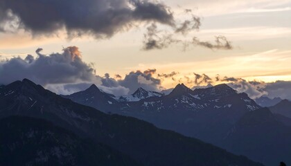 Obraz premium Sunset Mountain Range Panorama.