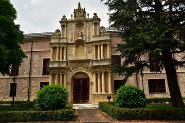 Portail donnant sur les jardins intérieurs du palais Santa Cruz à Valladolid