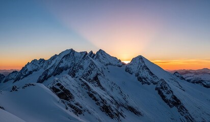 Schneebedeckte Berggipfel bei Sonnenaufgang