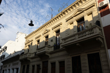 Side-angle image of the facade of a residential building in the La Boca neighborhood of Buenos Aires